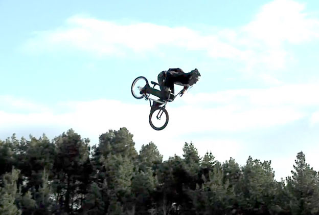 Prvi trostruki backflip biciklom Prvi trostruki backflip biciklom