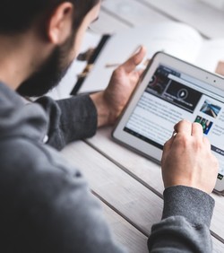 Ljudi provode više od 28 godina života online