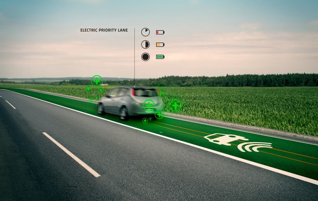 Pametna cesta svijetli u mraku i puni električni auto Pametna cesta svijetli u mraku i puni električni auto