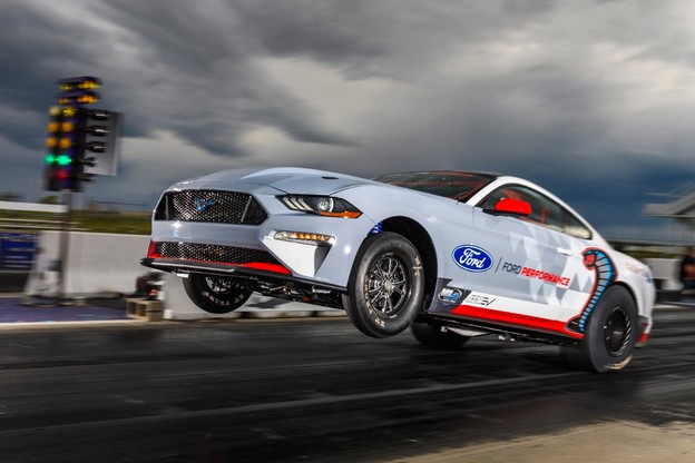 VIDEO: Električni Mustang dragster razvaljuje na 402 metra