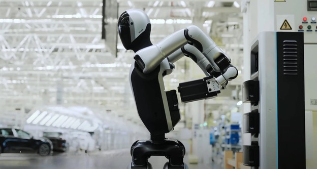 VIDEO: Humanoidni robot si sam mijenja baterije VIDEO: Humanoidni robot si sam mijenja baterije