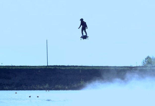 VIDEO: Lažan ili stvaran hoverboard na mlazni pogon VIDEO: Lažan ili stvaran hoverboard na mlazni pogon