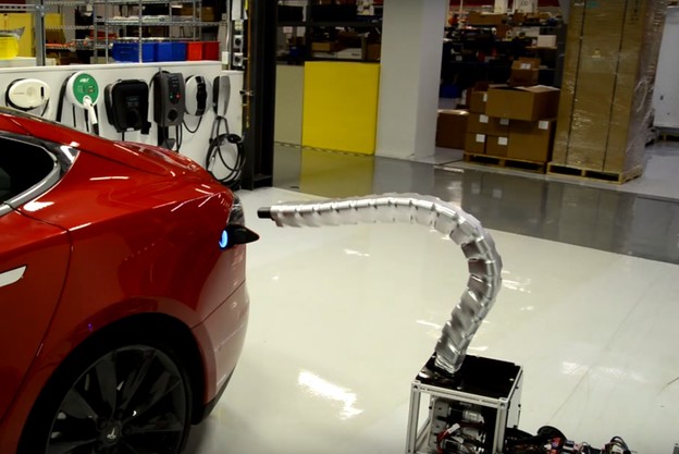 VIDEO: Robot sam puni Tesla Model S VIDEO: Robot sam puni Tesla Model S