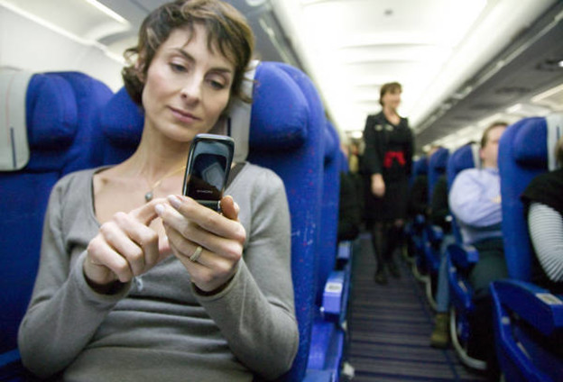 Zbog čega treba isključiti mobitel u zrakoplovu Zbog čega treba isključiti mobitel u zrakoplovu