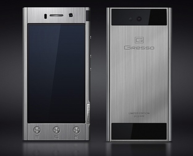 Pametni Android telefon od titanija Pametni Android telefon od titanija