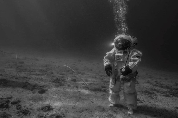 Podvodna simulacija prvih šetnji na Mjesecu Podvodna simulacija prvih šetnji na Mjesecu
