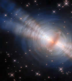 Hubble snimio spektakl oko brzo umiruće zvijezde