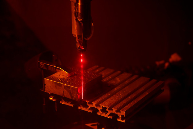 Light saber reže komponente za svemirski teleskop