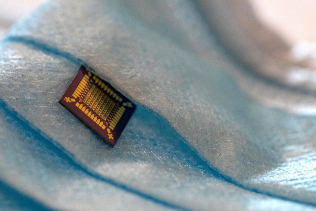 Tranzistor s proteinom svile za spoj biologije i elektronike Tranzistor s proteinom svile za spoj biologije i elektronike