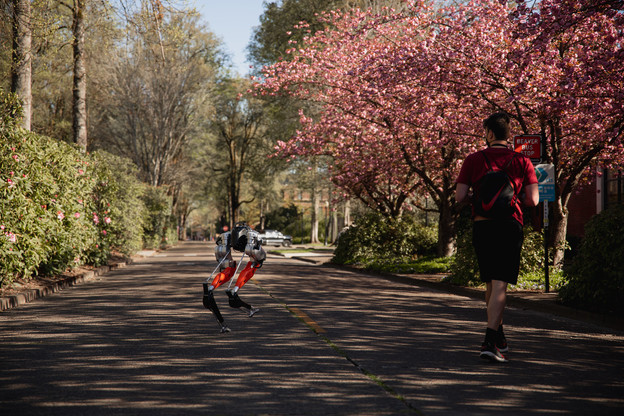 VIDEO: Prvi dvonožni robot pretrčao 5 km za 53 minute VIDEO: Prvi dvonožni robot pretrčao 5 km za 53 minute