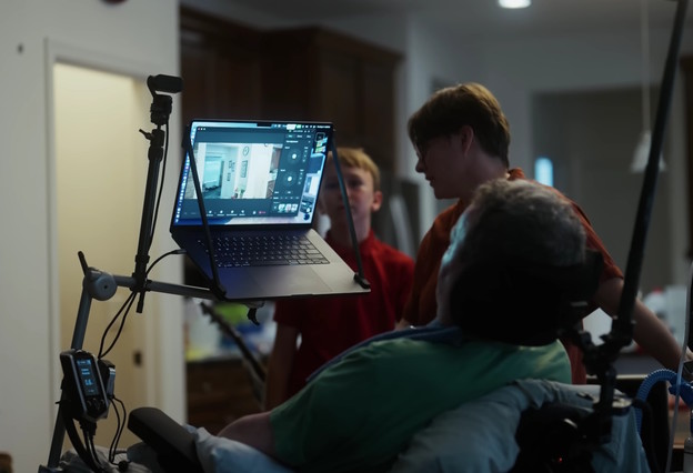 Pacijent s Neuralink implantatom gleda svoju obitelj