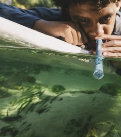 Slamka za preživljavanje filtrira vodu