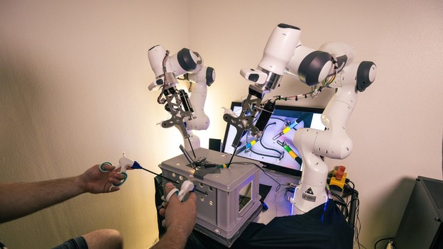 VIDEO: Kirurški robot kojim se upravlja rukama i nogama VIDEO: Kirurški robot kojim se upravlja rukama i nogama
